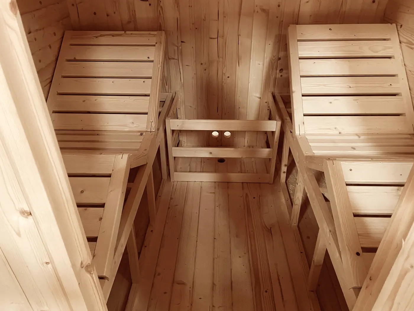Sauna extérieur KUB en bois avec assises intérieures