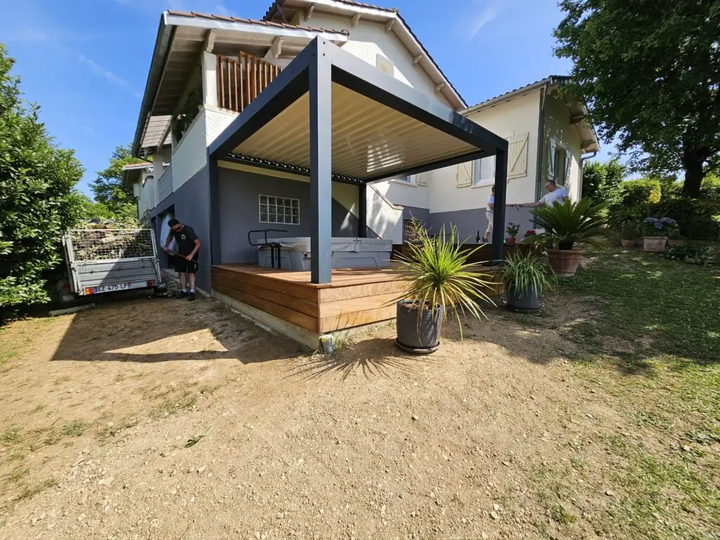 Pergola dans un jardin aménagé