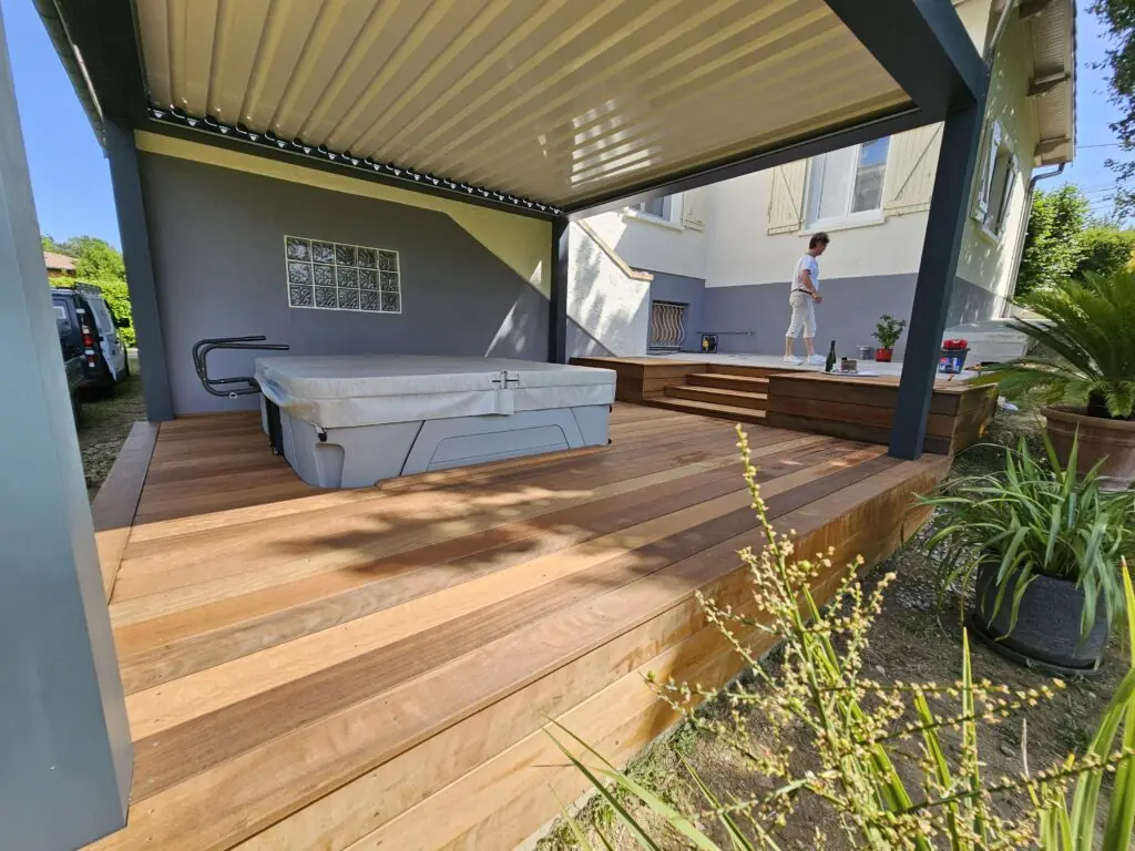 Piscine extérieure et terrasse bois
