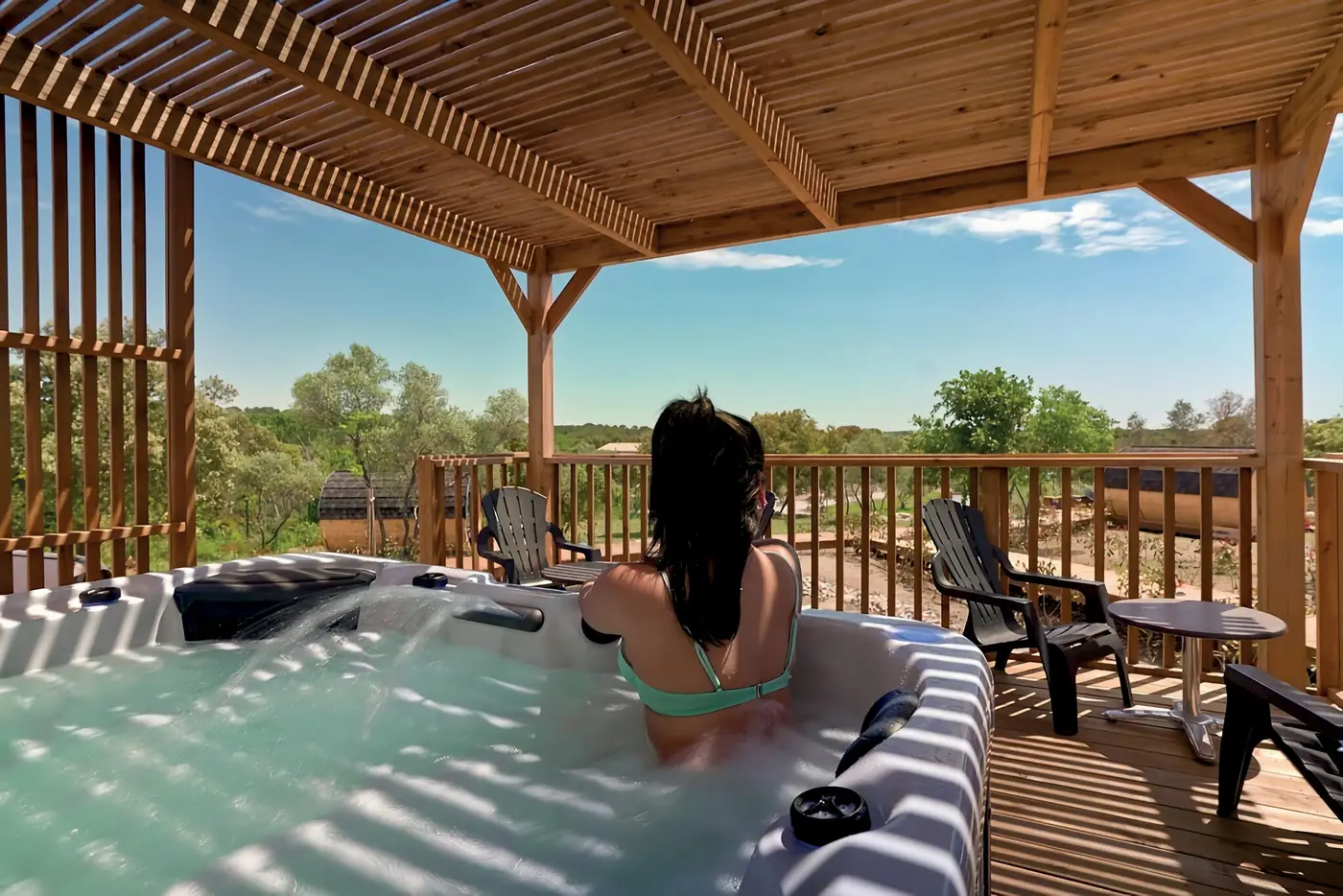 Spa bien-être sur terrasse extérieure