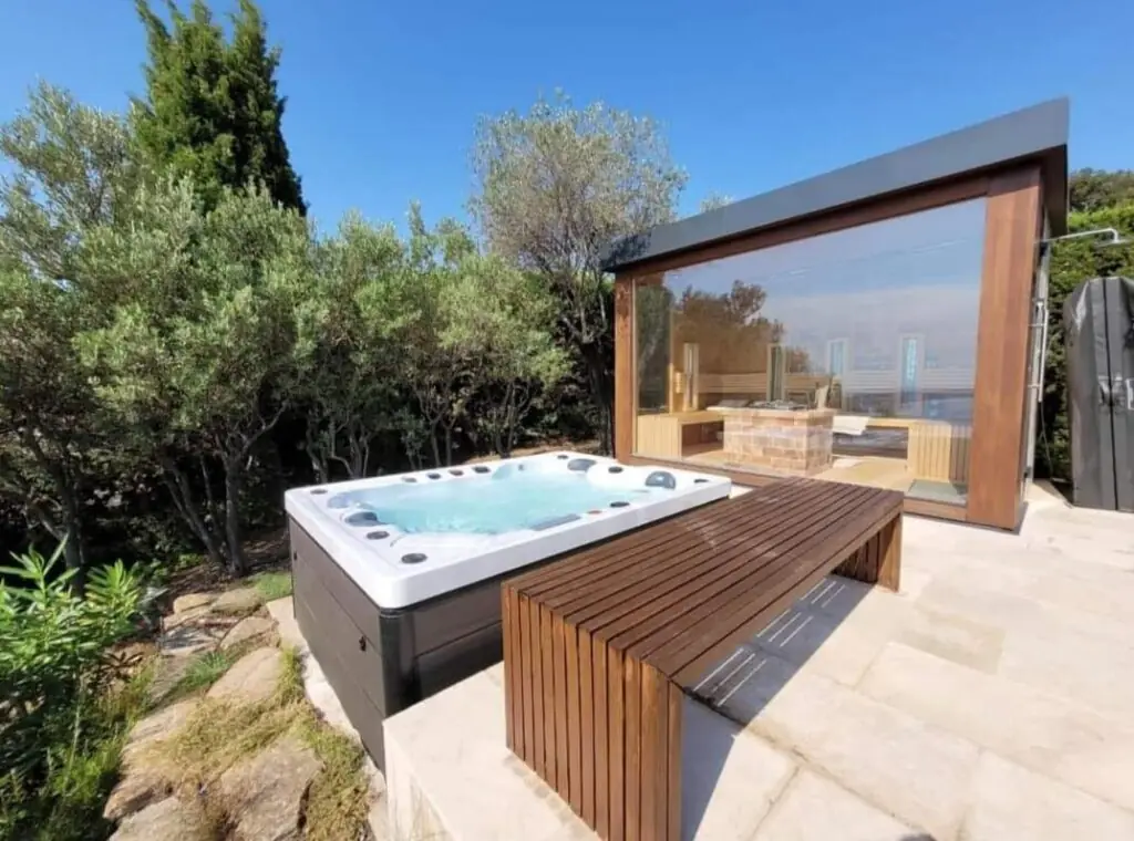 Spa extérieur avec habillage bois moderne