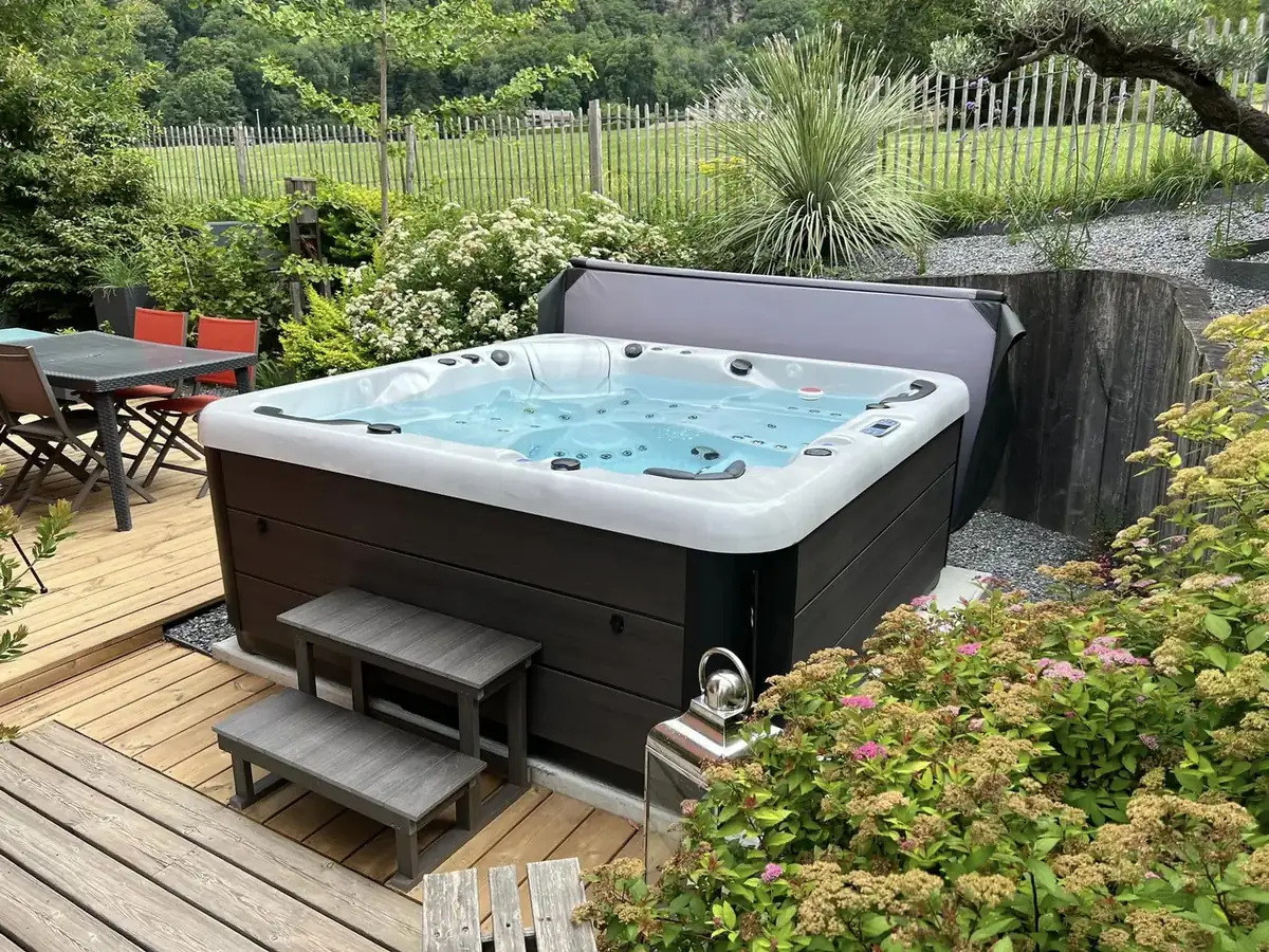 Spa de jardin entouré de végétation