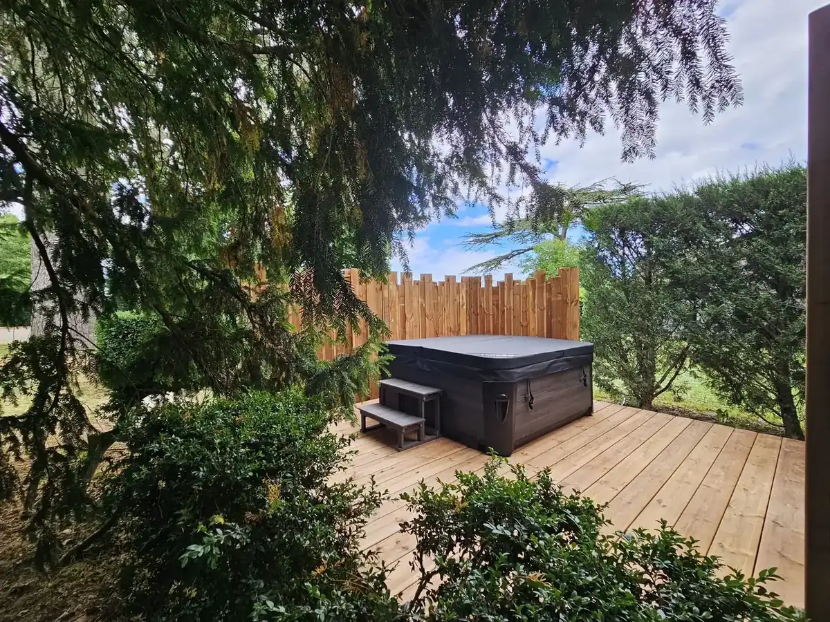Spa extérieur installé sur terrasse bois