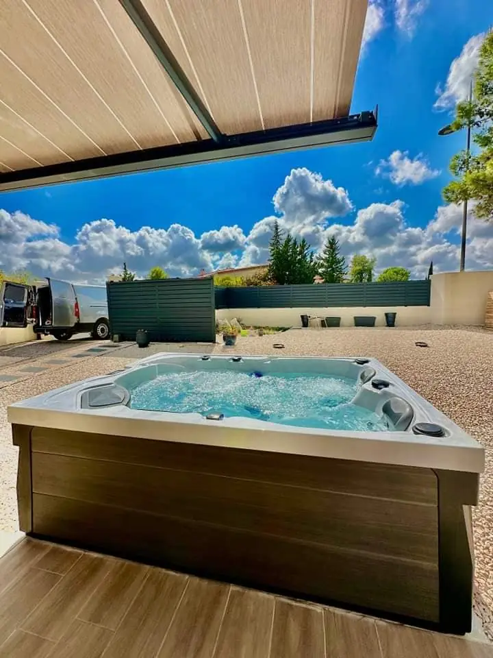Spa placé sous un abri extérieur