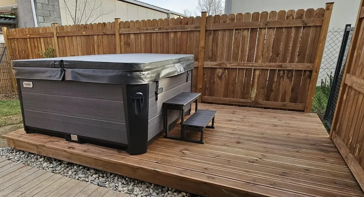 Spa sur terrasse avec claustra bois