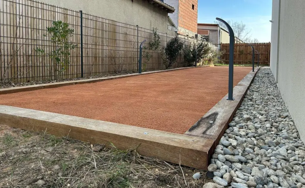 Terrain de pétanque extérieur dans un jardin