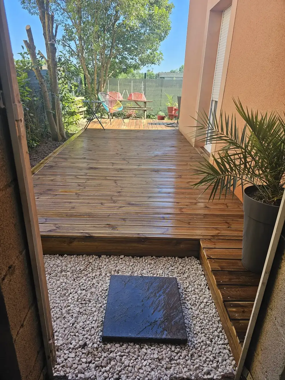 Cheminement en terrasse bois dans un jardin