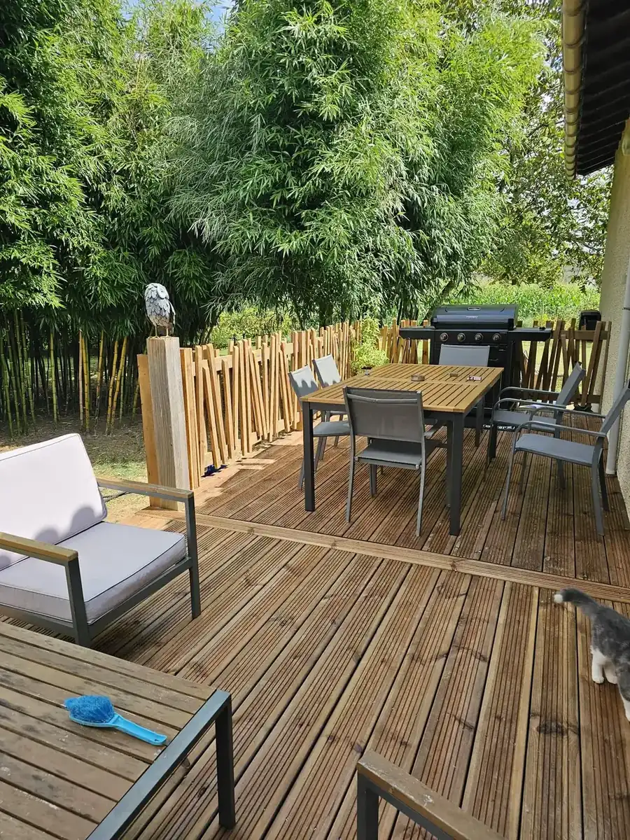 Terrasse bois dans un jardin